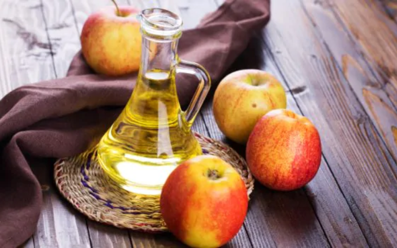 Learn how to rinse your hair with apple cider vinegar