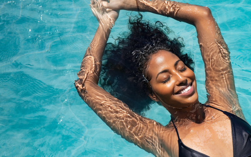 What effects does chlorine have on natural hair?