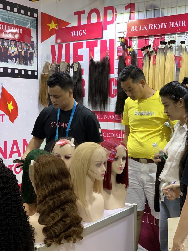 Chinese friends visited CYhair Vietnam's booth and gave many impressive compliments